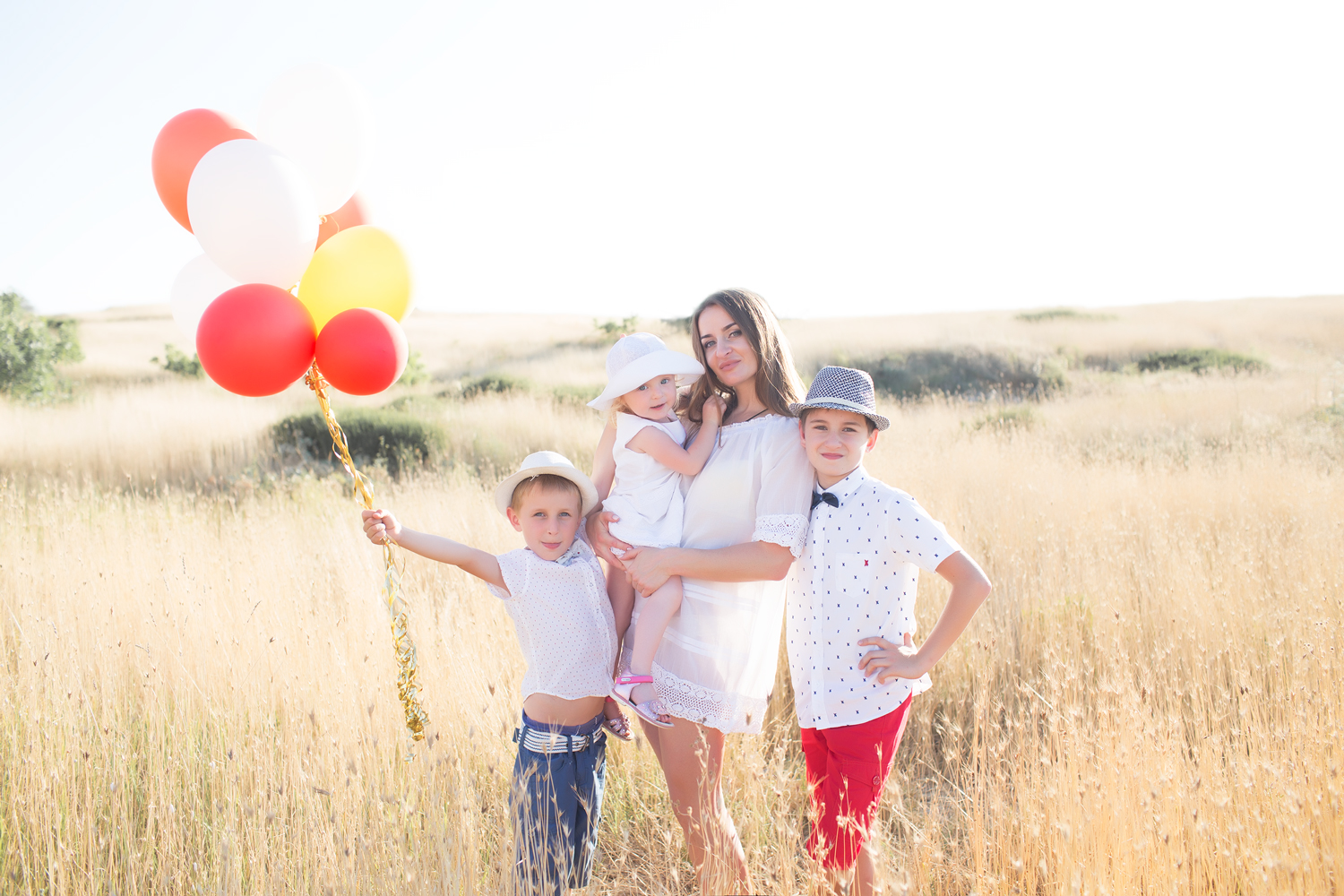 Семейная фотосессия с воздушными шарами на природе