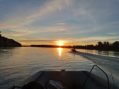 Вдаль по черной воде...